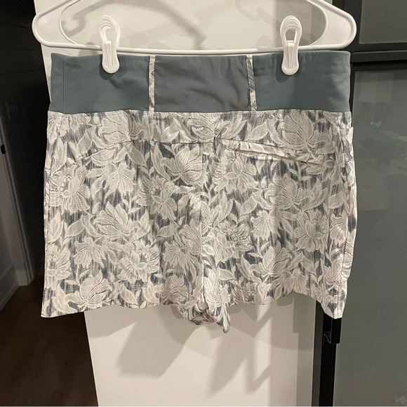 Athleta Trekkie North Short Ethereal Bloom Magnolia White - Size 10 - Picture 3 of 4